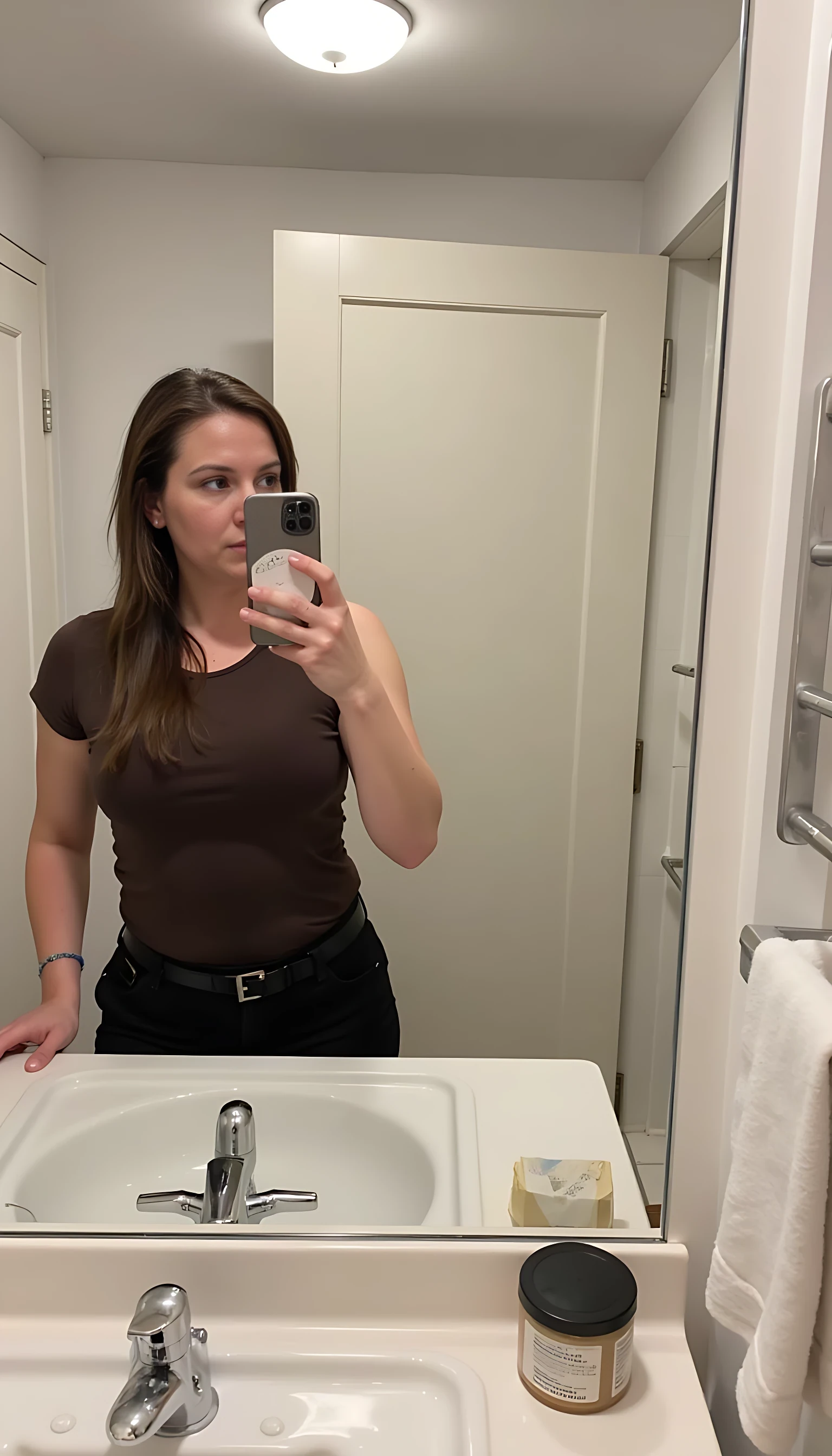 2. Badezimmer – Spiegel-Selfie Vibe:

CSTMDL mit brustlangem braunen Haar steht nackt vor einem Badezimmerspiegel. 

